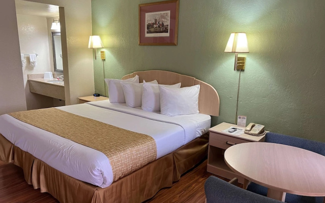 Travelodge By Wyndham Holbrook