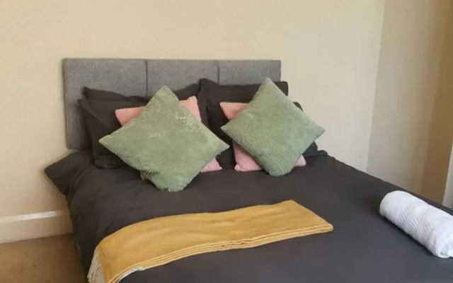 Room in Guest Room - Nice Double Room in Coventry