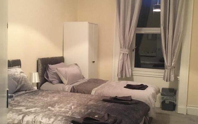 Paisley central luxury Rooms & Apartment