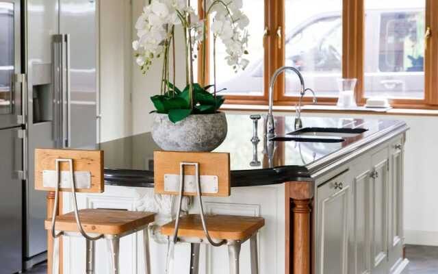 Serene Riverside 6BR Luxury Retreat in Curdridge