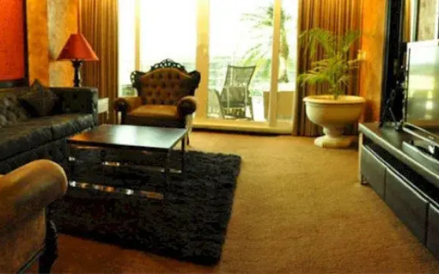 Fields Plaza Suites