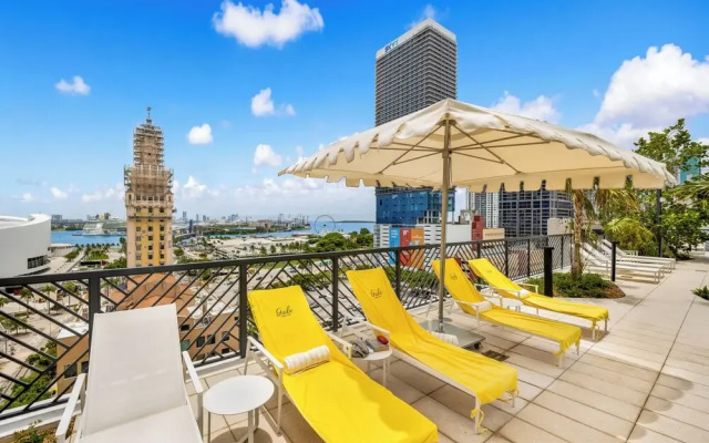 Luxe 1-BR with Stunning Downtown Views