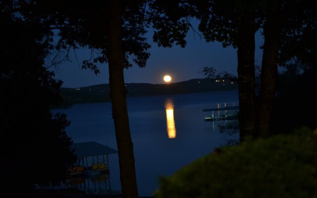 Anchor Inn on The Lake Bed and Breakfast