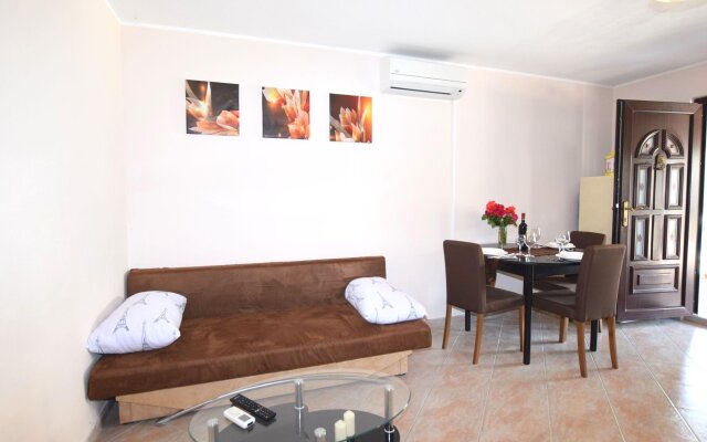 Lovable Apartment, Pool With Deckchairs, Fenced Garden With Grill, Wifi and Airco