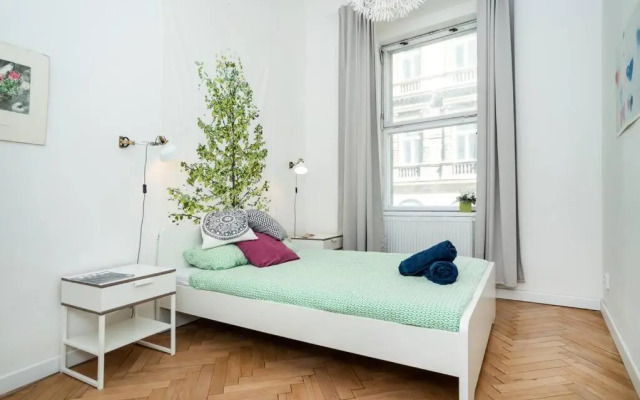 Bright, Spacious Apartment in the Historic Centre