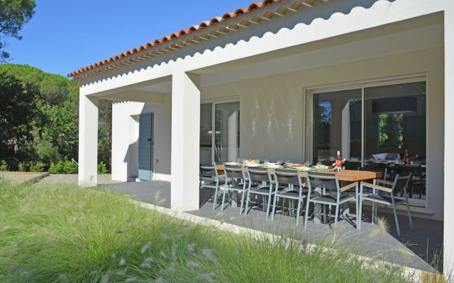 Villa with air conditioning, private pool in Provence, half an hour drive from the beach
