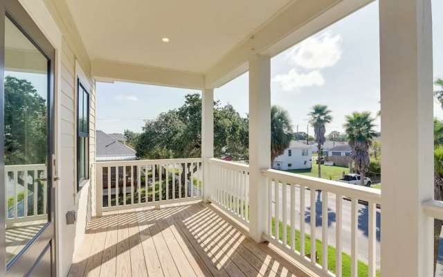 Upscale Home w/ 2 Balconies in Galveston!