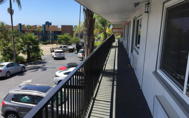 Harbor Inn & Suites