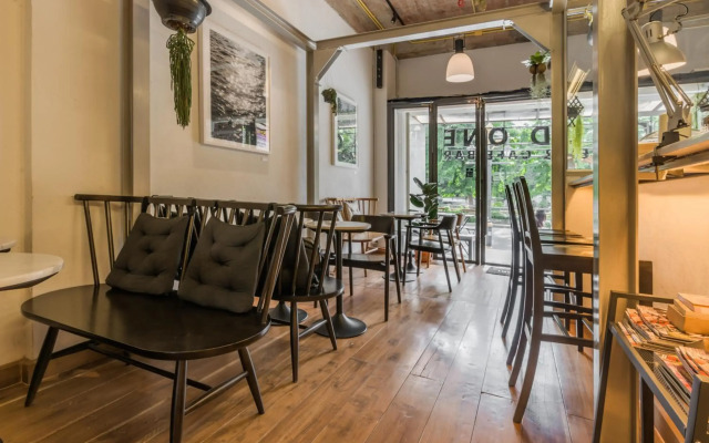 Good One Poshtel & Café Bar