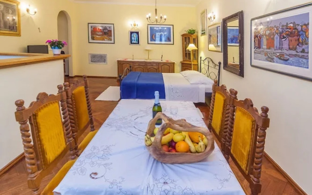 Amoret Apartments