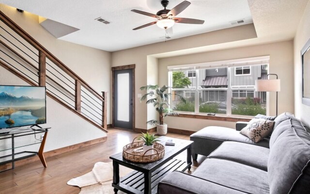 Spectacular Townhome Near Breweries and River District!