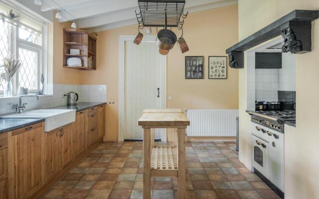 Beautiful English Villa With Hottub