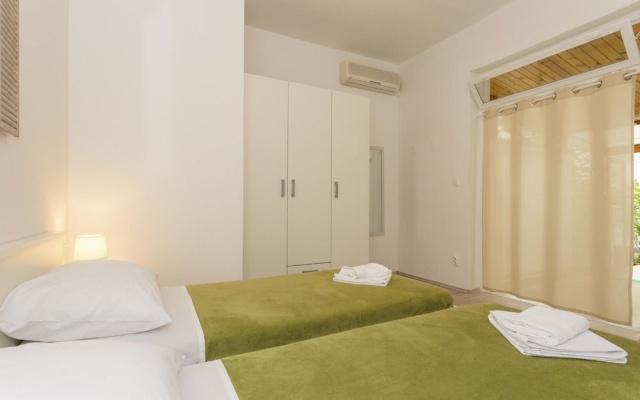 Studio Leon-Sara with shaded patio and garden view