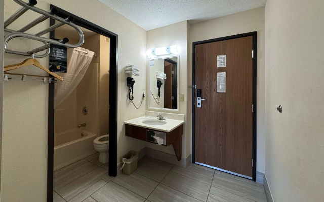 Super 8 by Wyndham Columbia Clark Lane