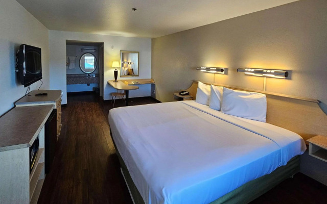 Rodeway Inn & Suites Thousand Palms - Rancho Mirage