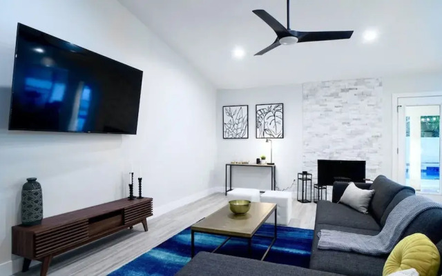 Beautiful 5-bdrm Vacation Home W/heated Pool !