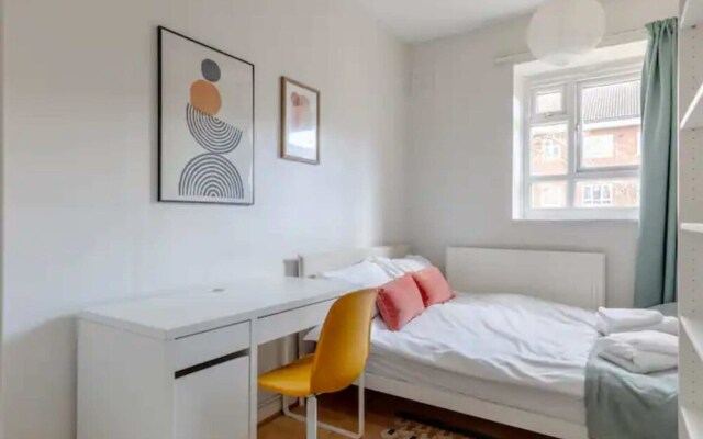 Cosy 4BD Flat W/private Balcony - Nine Elms!