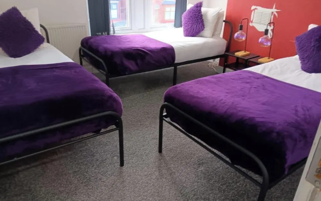 4 Bed-sleeps 9-private Garden-free Parking