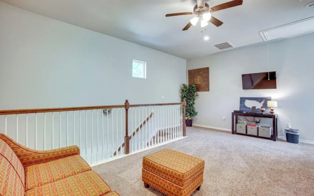 Pet-friendly Tomball Home: Walk to Main Street!