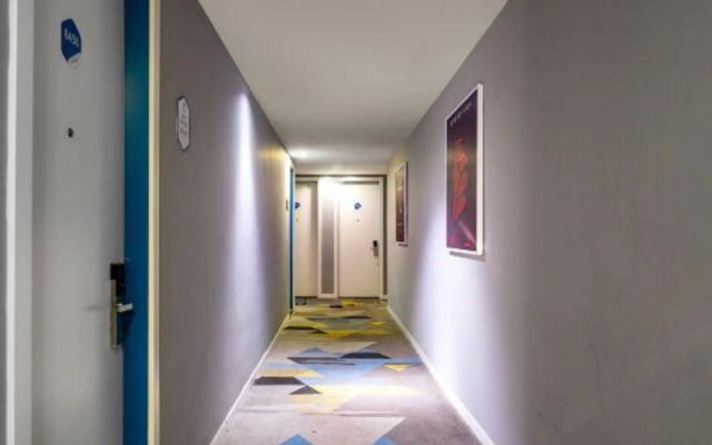 Shanghai Hongqiao International Exhibition Center  99 Xinbiao Selected Hotel