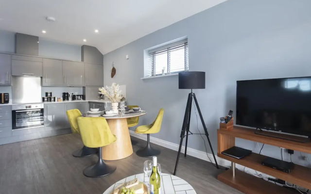 Elliot Oliver - Luxurious Two Bedroom Apartment in The Docks