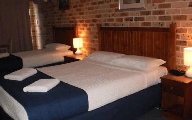 Lake Haven Motor Inn & Palms Restaurant