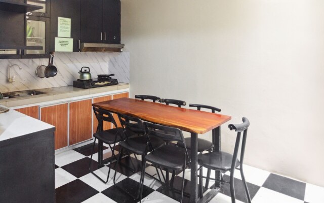 OYO 93500 Rizki Residence TOS Syariah Near PT Bank KB Bukopin Tbk