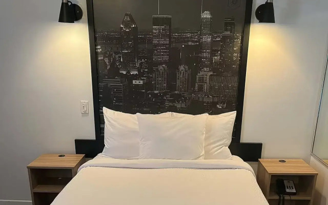 Super 8 by Wyndham Montreal