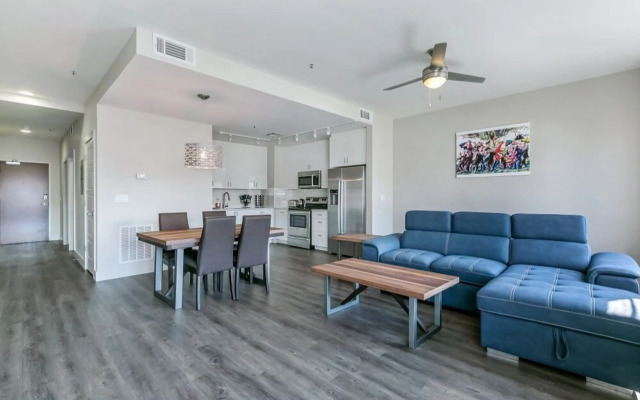 Vibrant Condo near Must-See Attractions