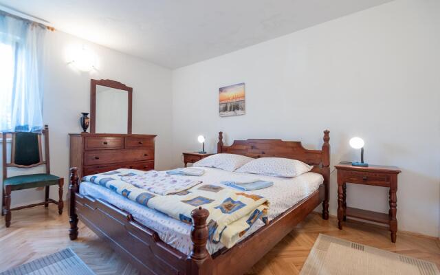 Apat 2 bedrooms, a bathroom, a kitchen,living room