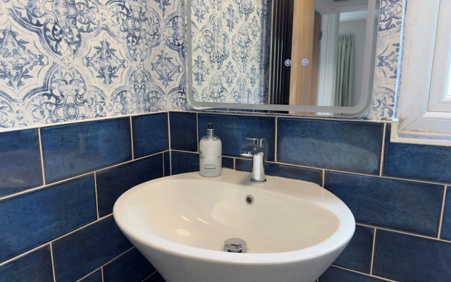 House Sleeps 10-garden-parking-nearbarryisland