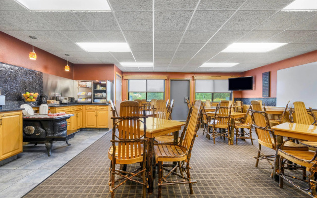 Super 8 by Wyndham Eveleth