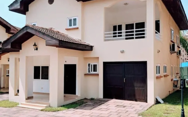 Stylish 3 Bedroom House Near Airport & Marina Mall