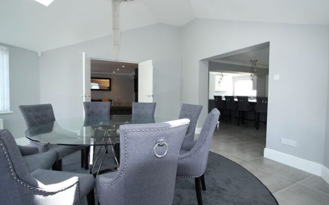 Beautiful Family Home With 42ft Pool & Cinema Room