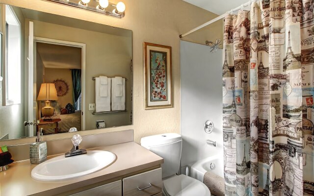 Phinney Suites Retreat - Two Bedroom Townhome with Fireplace