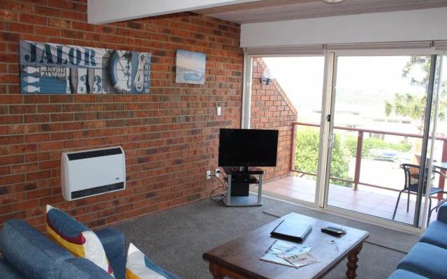 Pacific Heights Holiday Apartments & Munn's Tower House