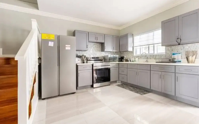Charming Sea View Town House Chef Driver Optional
