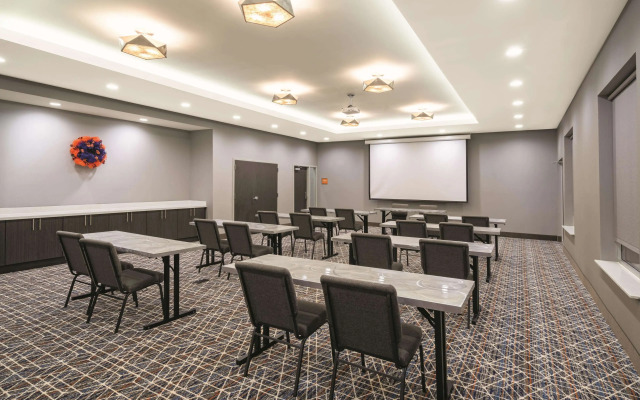 La Quinta Inn & Suites by Wyndham Opelika Auburn