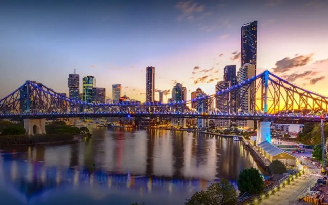 Modern 2 Bedroom Apartment With Parking in Newstead