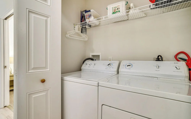 Hot Tub + Decks: Tree-lined Retreat in Pocono Lake