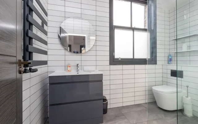 Contemporary 2 Bedroom Apartment on Columbia Road