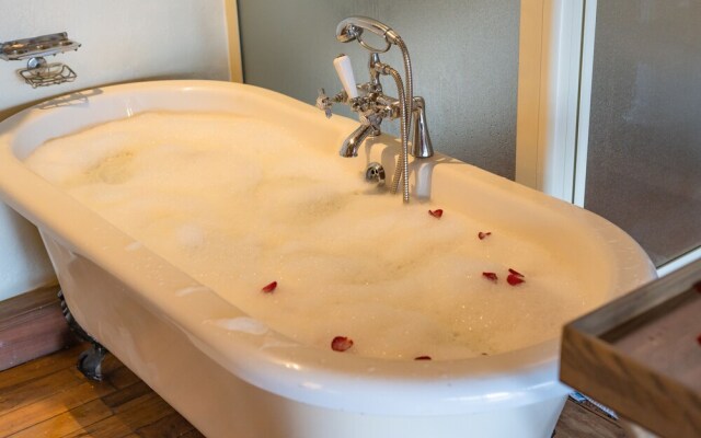 Le Petit Village Hotel & Spa