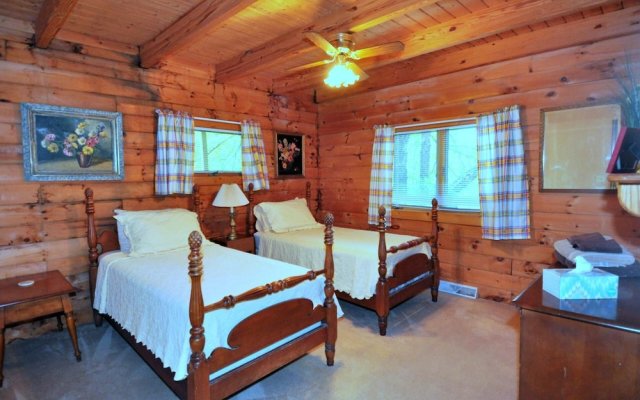 Lazy Bear Retreat - Classic Cabin!
