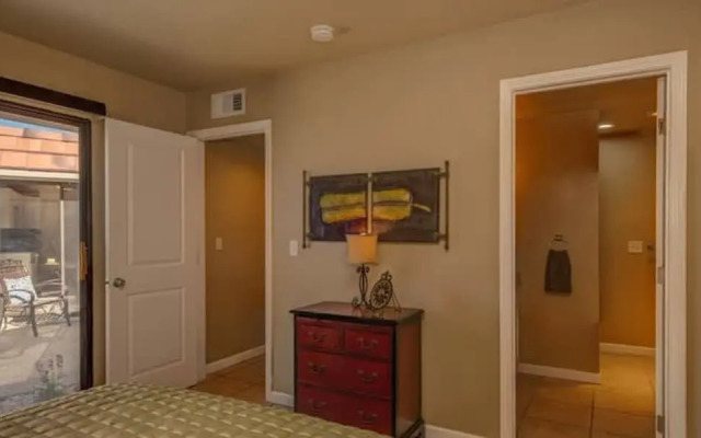 Stylish Condo With Golf Course Views