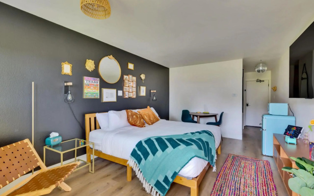 Hotel McCoy - Art, Libations, Pool Society
