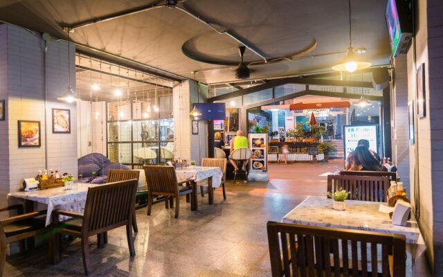 18 Coins Cafe & Hostel