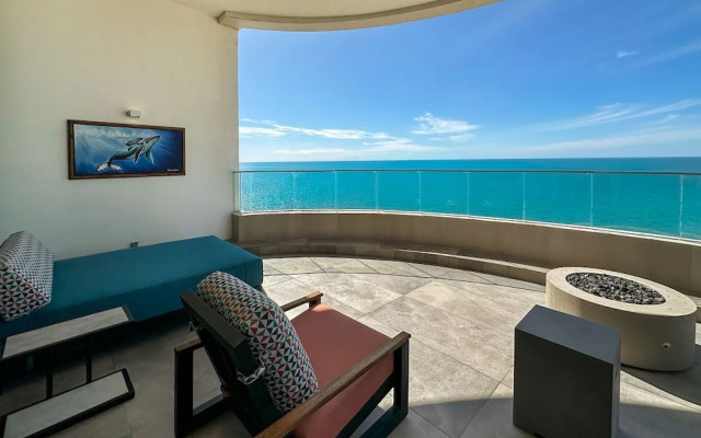 Beachtop Haven 2BR Condo at Iconic Sandy Beach