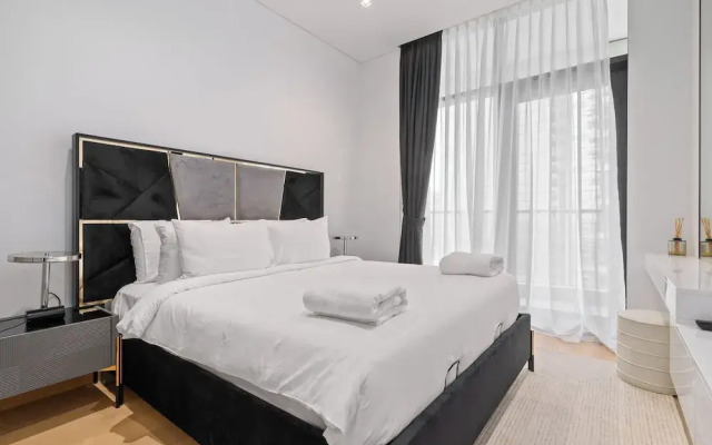 Elegant Apartment Amidst Vibrant Area with Balcony