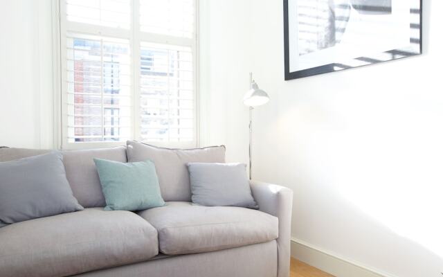 JOIVY English Retro 2BR Apt Near Battersea Park