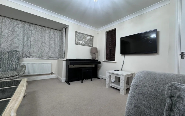 Spacious 4Bd House With Character In Coventry